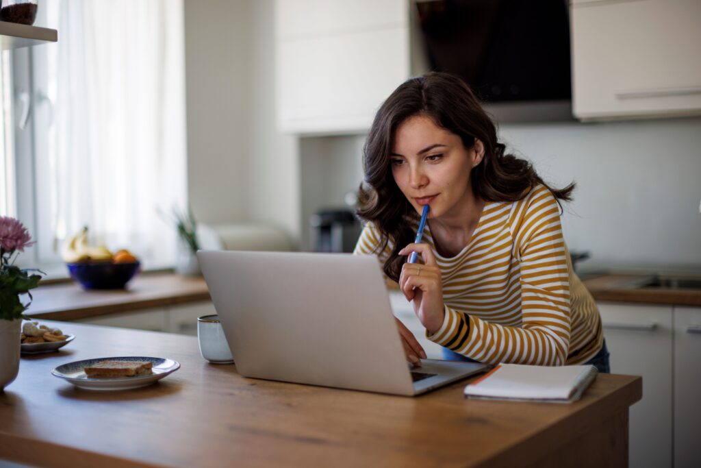 Mujer conociendo su historial crediticio en linea